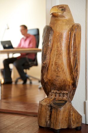 Der mit dem Vogel bei der Arbeit - © Jörg Wohlfromm 