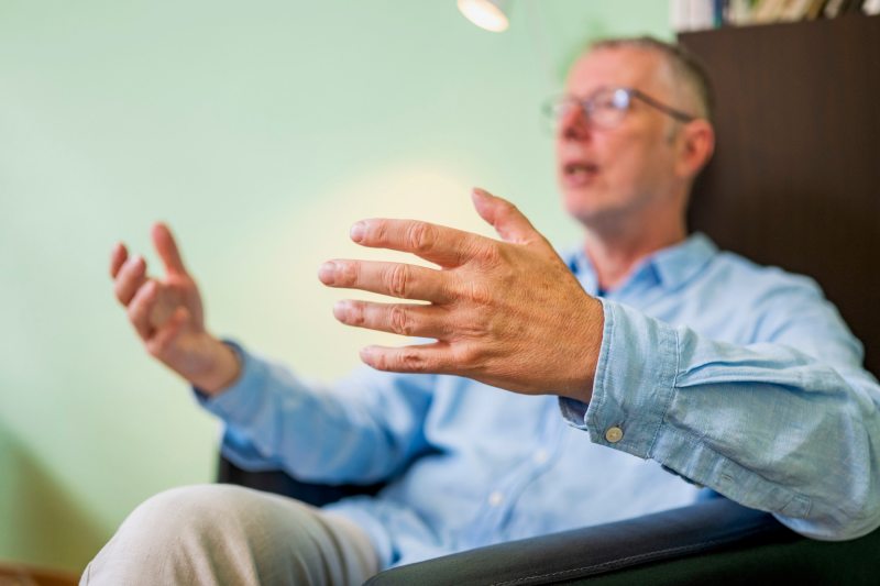 Johannes Vennen gestikuliert im Gespräch